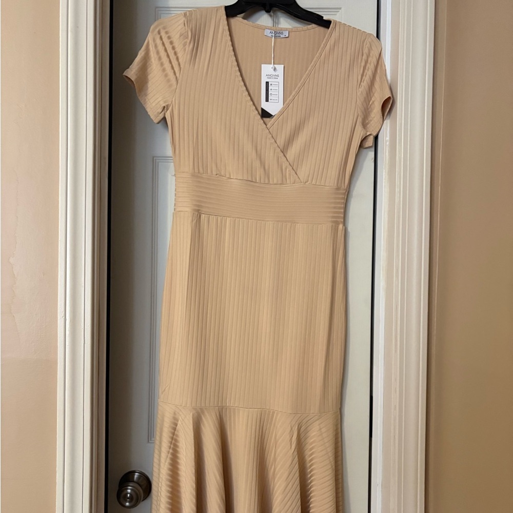 Chic V-Neck Midi Dress in Soft Peach
NWT - Picture 4 of 4